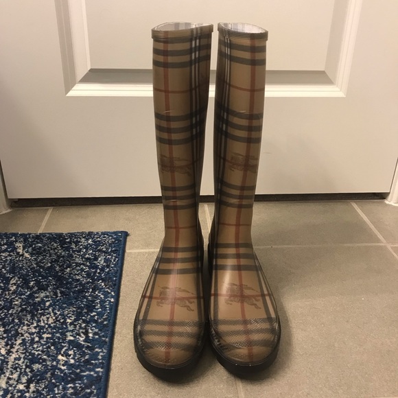 Burberry Rain-boots (size 10) - Picture 2 of 6
